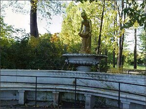 Фонтаны мраморных скамей